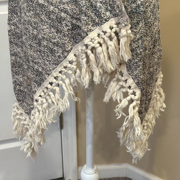 Umgee USA Sleeveless Knit Fringe Vest Women’s Size S/M - Picture 4 of 8